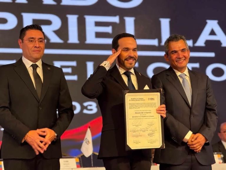 ABELARDO DE LA ESPREIELLA RECIBIÓ CREDENCIAL.